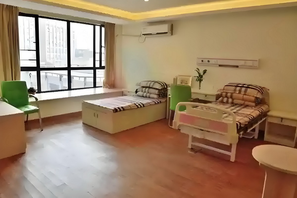 深圳应深圳应届毕业生入户_汪小菲带儿女到内蒙古，玥儿骑马他牵马 把剪用力生掰刀生断